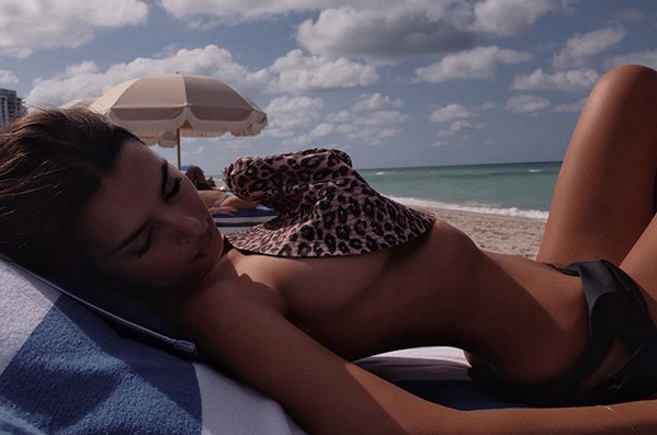 Популярная супермодель Эмили Ратаковски. Фото скриншот: instagram.com/emrata/