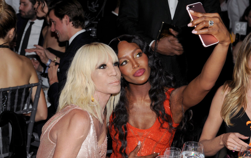 Донателла Версаче с Наоми Кэмпбелл, 2017 год. Фото Getty