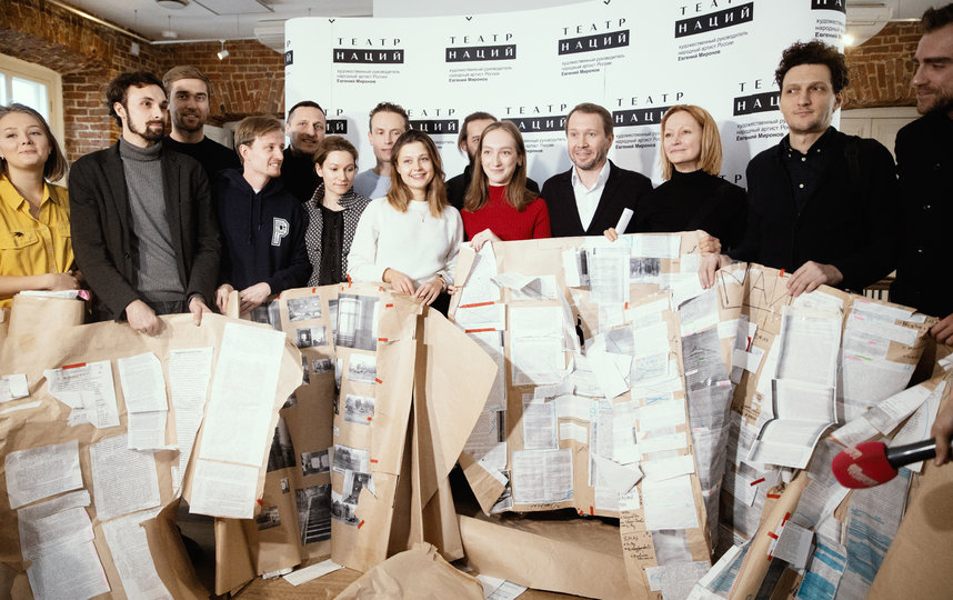 Евгений Миронов и актеры спектакля "Я убил царя". Фото Пресс-служба Театра Наций