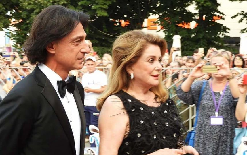 Евклид Кюрдзидис и Катрин Денёв на закрытии первого кинофестиваля "Хрустальный источникЪ". Фото Предоставлено организаторами