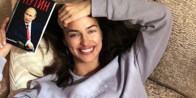 Ирина Шейк с книгой о Владимире Путине.