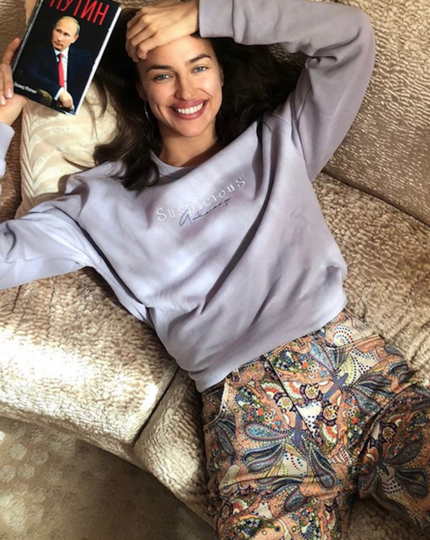 Ирина Шейк с книгой о Владимире Путине. Фото Instagram @irinashayk