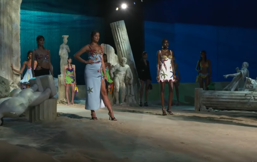 Ирина Шейк. Фото Versace, Скриншот Youtube