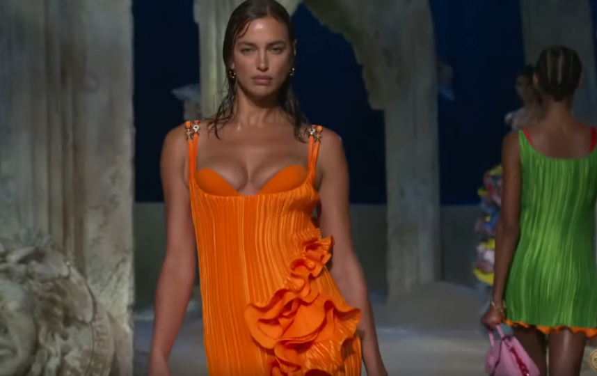 Ирина Шейк стала звездой "морского" показа Versace в Милане