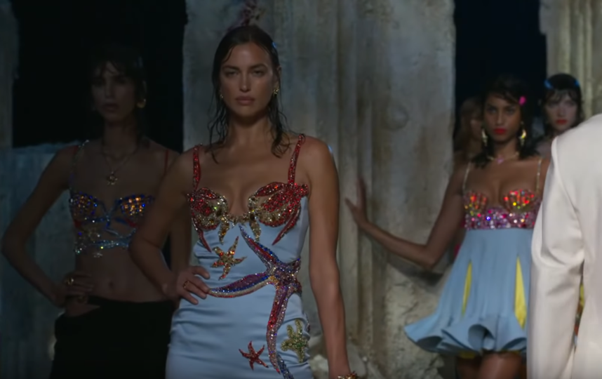 Ирина Шейк. Фото Versace, Скриншот Youtube