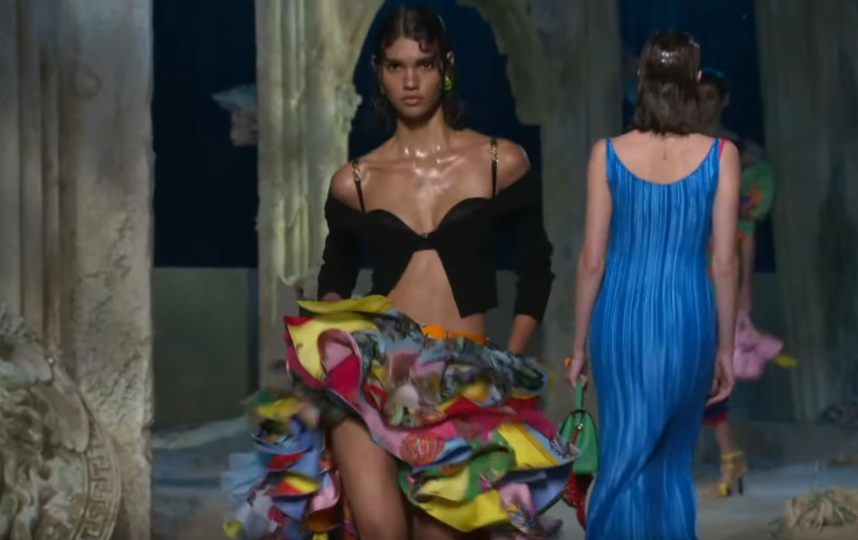 Декорации представлвляли собой руины на дне моря. Фото Versace, Скриншот Youtube