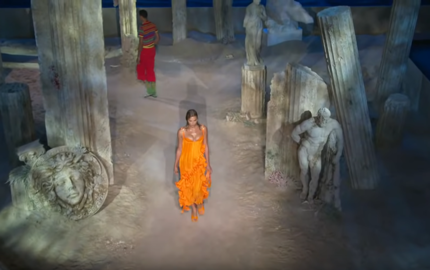 Ирина Шейк. Фото Versace, Скриншот Youtube