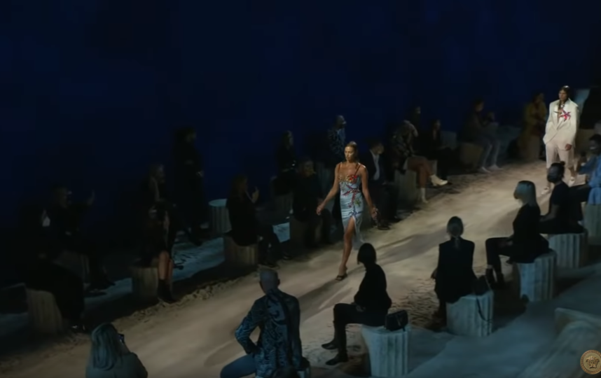 Ирина Шейк. Фото Versace, Скриншот Youtube