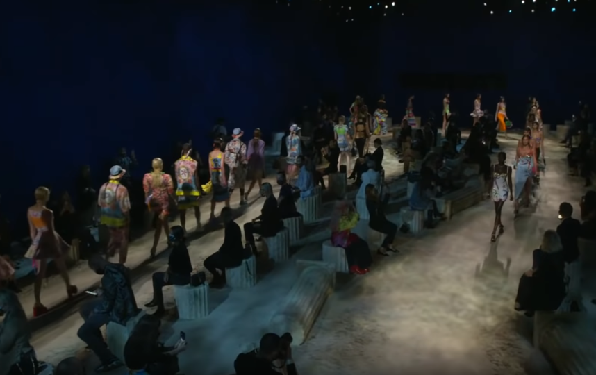 Декорации представлвляли собой руины на дне моря. Фото Versace, Скриншот Youtube