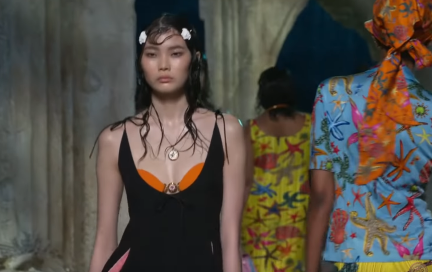 О подводной тематике также говорят принты и украшения в виде ракушек. Фото Versace, Скриншот Youtube