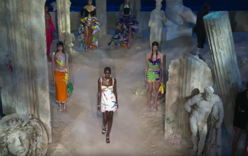 Декорации представлвляли собой руины на дне моря. Фото Versace, Скриншот Youtube