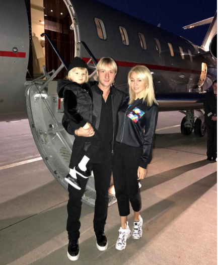 Яна Рудковская и Евгений Плющенко с сыном. Фото Instagram Яны Рудковской