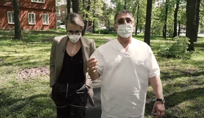 Ксения Собчак и Александр Мясников. Фото Скриншот видео программы "Осторожно, Собчак!".