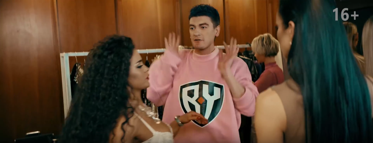 Кадр из клипа на песню "Золото". Фото Скриншот Youtube