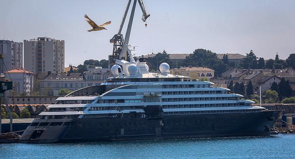 На такой яхте Scenic Eclipse звёзды могут отправиться в круиз.
