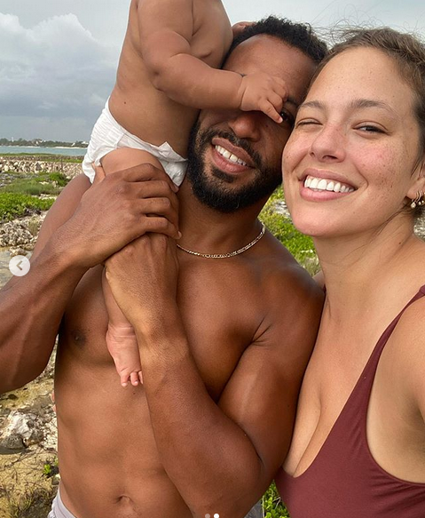Эшли Грэм с семьёй. Фото скриншот: instagram.com/ashleygraham/