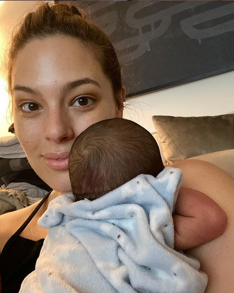 Эшли Грэм с сыном. Фото скриншот: instagram.com/ashleygraham/