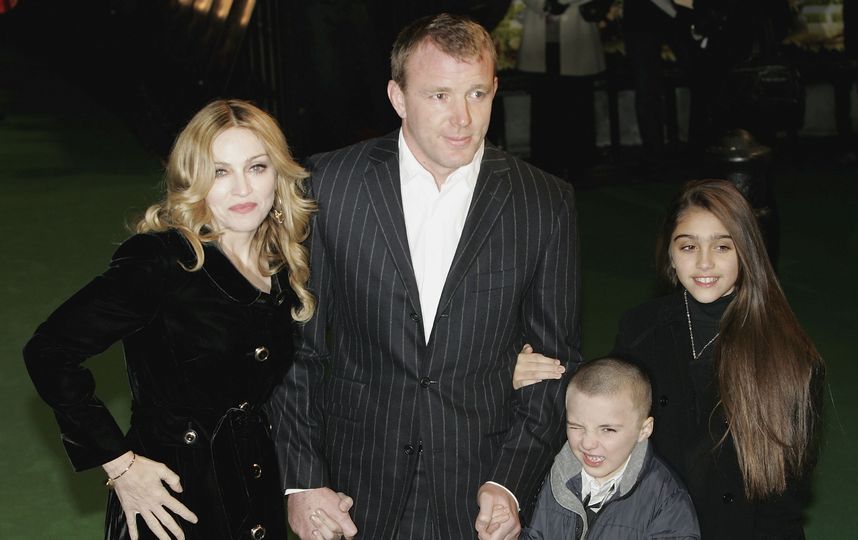 Мадонна и Гай Ричи с детьми Лурдес и Рокко, 2007 год. Фото Getty