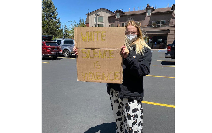 Актриса Софи Тёрнер, будучи на последних месяцах беременности, появилась на протестном шествии со своим мужем Джо Джонасом. Фото instagram.com/sophiet
