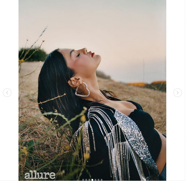 Селена Гомес снялась в фотосессии для Allure. Фото скриншот: instagram.com/selenagomez/