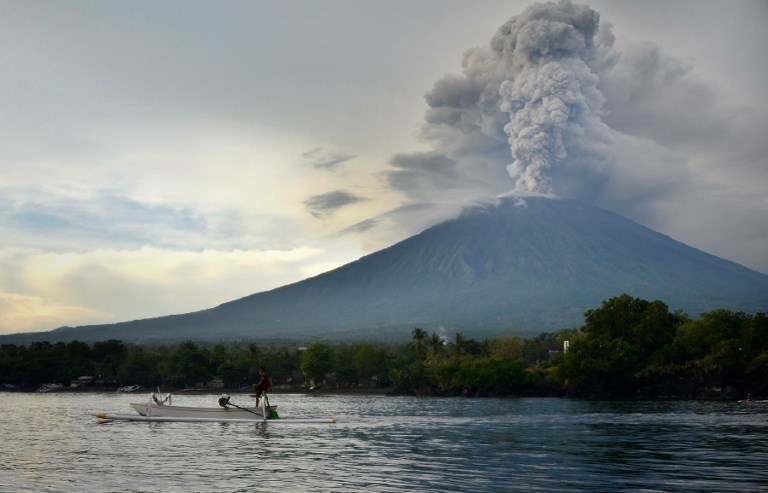 Извержение вулкана Агунг на Бали. Фото AFP