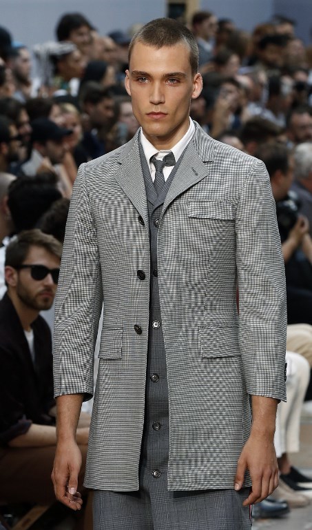 Показ Тома Брауна на Неделе моды в Париже. Фото AFP