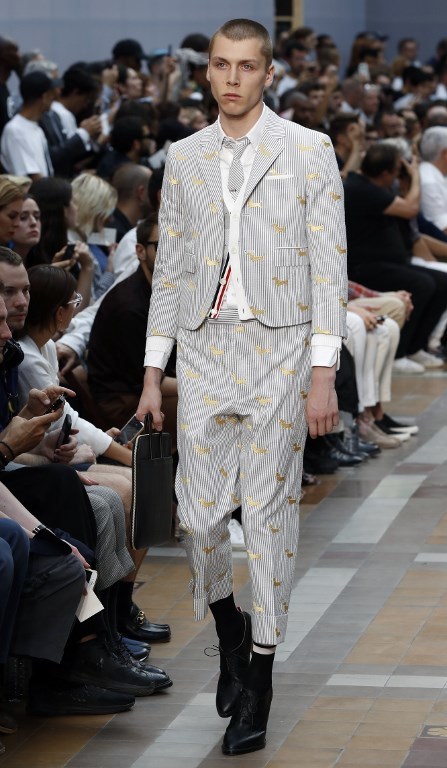 Показ Тома Брауна на Неделе моды в Париже. Фото AFP