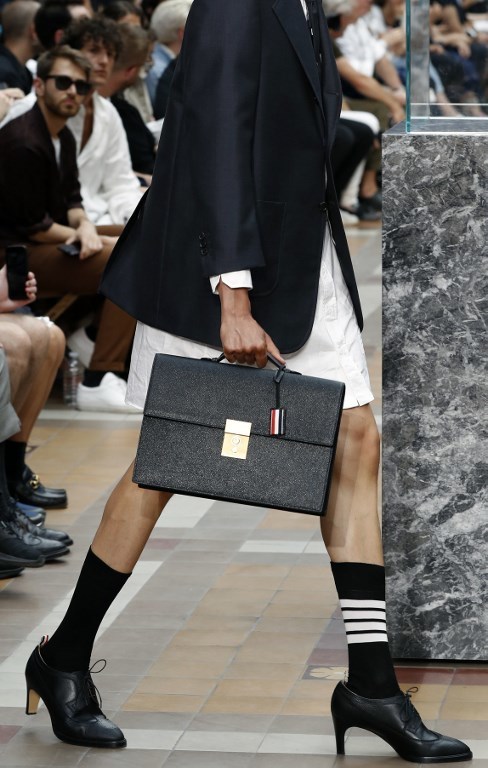 Показ Тома Брауна на Неделе моды в Париже. Фото AFP