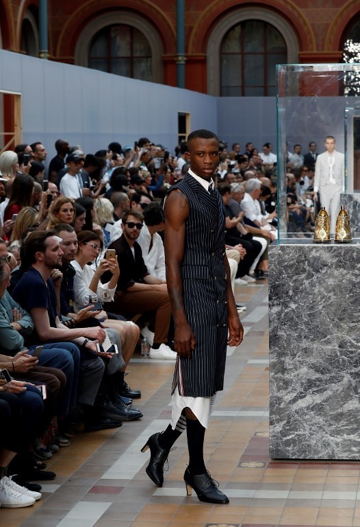 Показ Тома Брауна на Неделе моды в Париже. Фото AFP