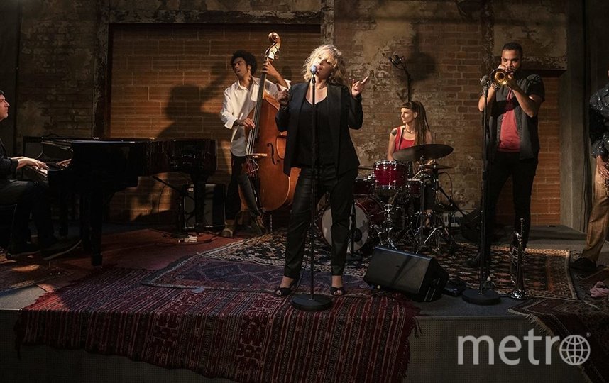 Кадр из сериала "Бар "Эдди"". Фото Netflix, "Metro"