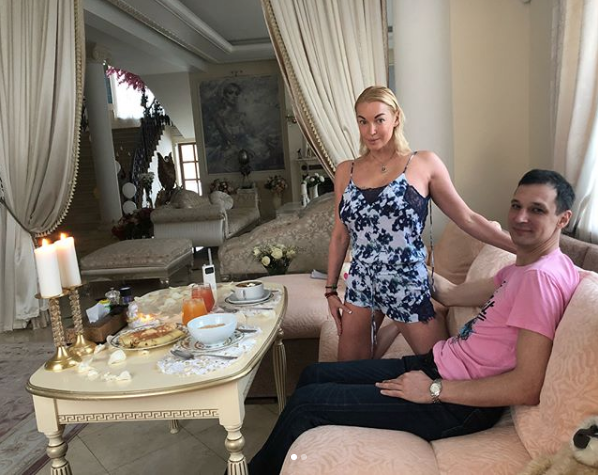 Анастасия Волочкова с Михаилом. Фото Скриншот Instagram: volochkova_art