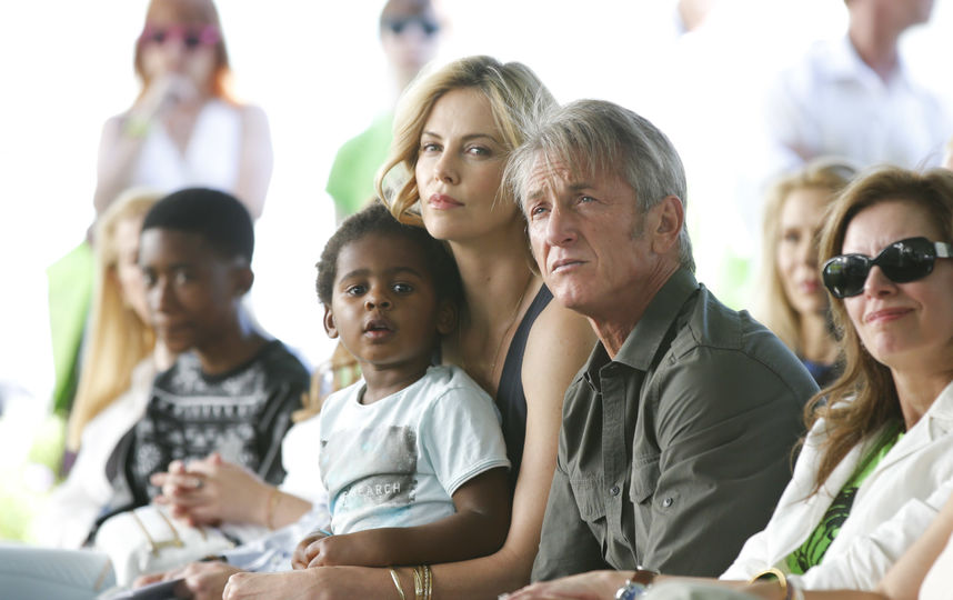 Шарлиз Терон с сыном Джексоном. Фото Getty