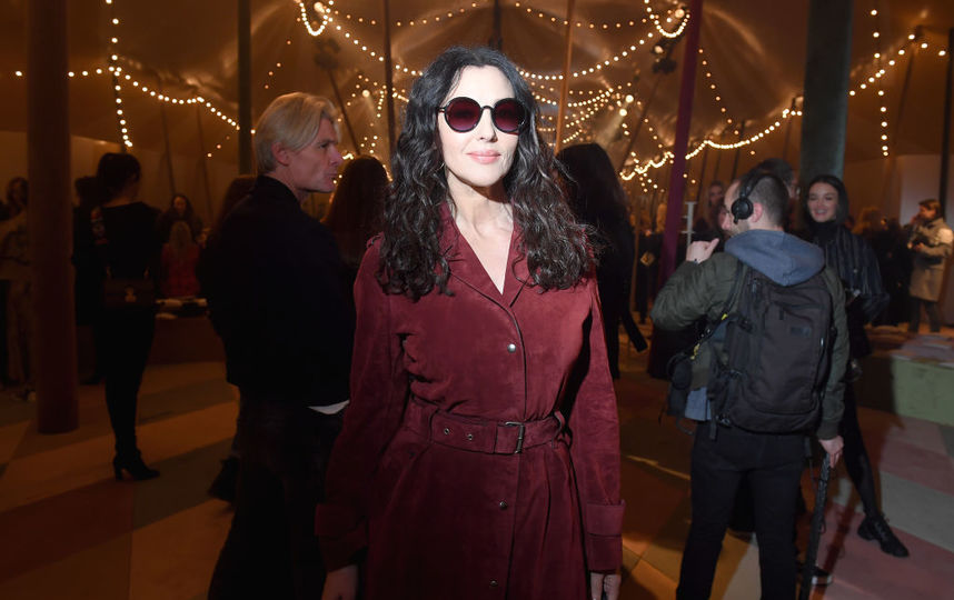 Моника Беллуччи на показе Dior в Париже появилась в плаще на голое тело