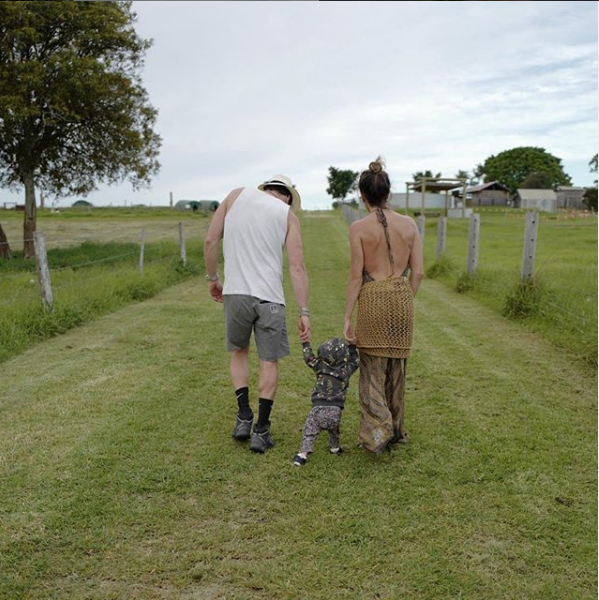 Никки Рид с дочкой и мужем. Фото криншот instagram.com/nikkireed/