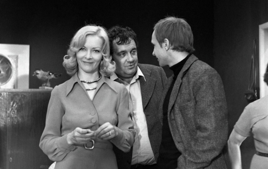 Барбара Брыльска с Эльдаром Рязановым и Андреем Мягковым на съёмках "Иронии судьбы". Фото РИА Новости