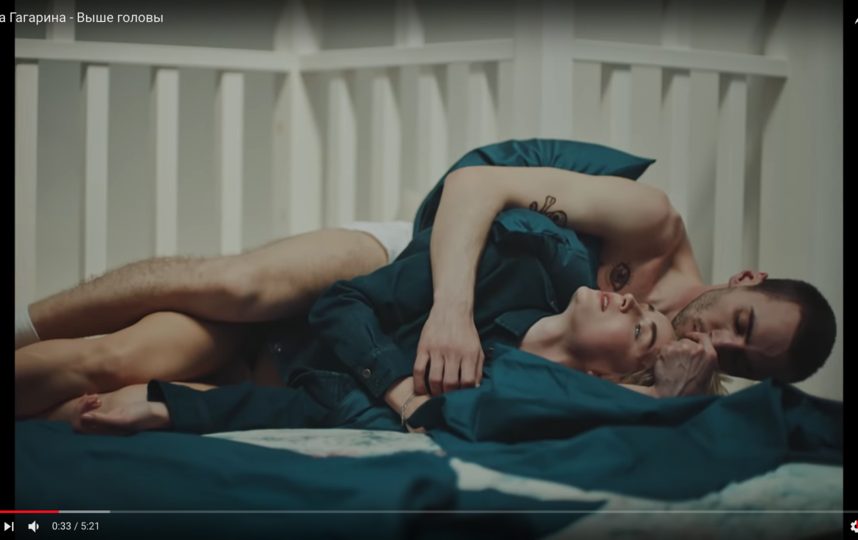 Клип рассказывает о болезненной любви двух молодых людей, которые бросаются из крайности в крайность, пытаясь сохранить разрушающиеся отношения. Фото Скриншот Youtube