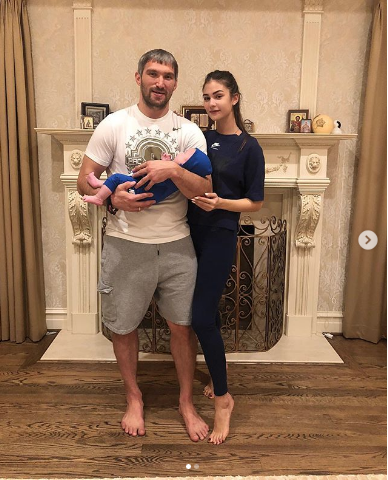 Александр и Анастасия Овечкины с сыном. Фото www.instagram.com/nastyashubskaya