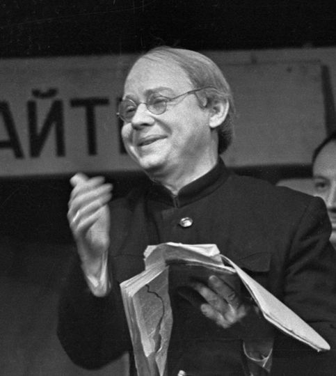 Артист Олег Табаков в роли лектора в сатирической фантазии Василия Аксенова "Всегда в продаже", 1965-й год. Фото РИА Новости