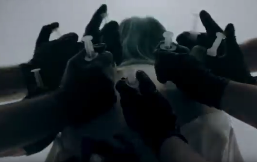 Кадр из клипа на песню "All The Good Girls Go To Hell". Фото скриншот: youtube.com/watch?v=-PZsSWwc9xA