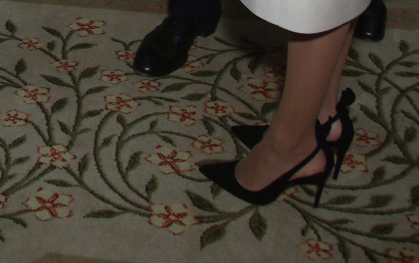 Практически во время каждого выхода в свет безупречный наряд жены принца дополняется туфлями на размер больше. Фото Getty