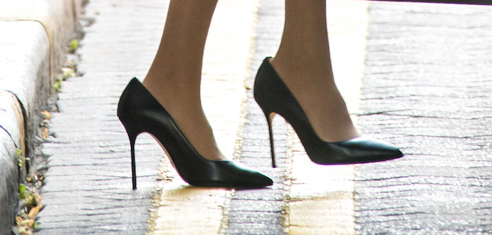 Практически во время каждого выхода в свет безупречный наряд жены принца дополняется туфлями на размер больше. Фото Getty