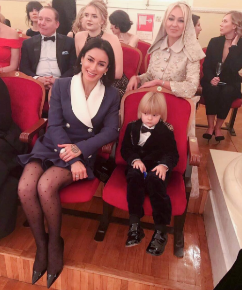 Тина Канделаки с детьми на балу Tatler. Фото скриншот https://www.instagram.com/tina_kandelaki/?hl=ru