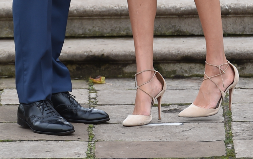 Практически во время каждого выхода в свет безупречный наряд жены принца дополняется туфлями на размер больше. Фото Getty