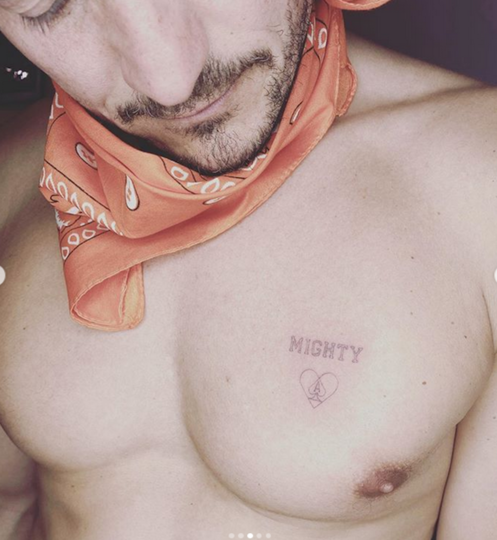В память о своём компаньоне Блум сделал новую татуировку в виде имени собаки на левой груди. Фото instagram @orlandobloom