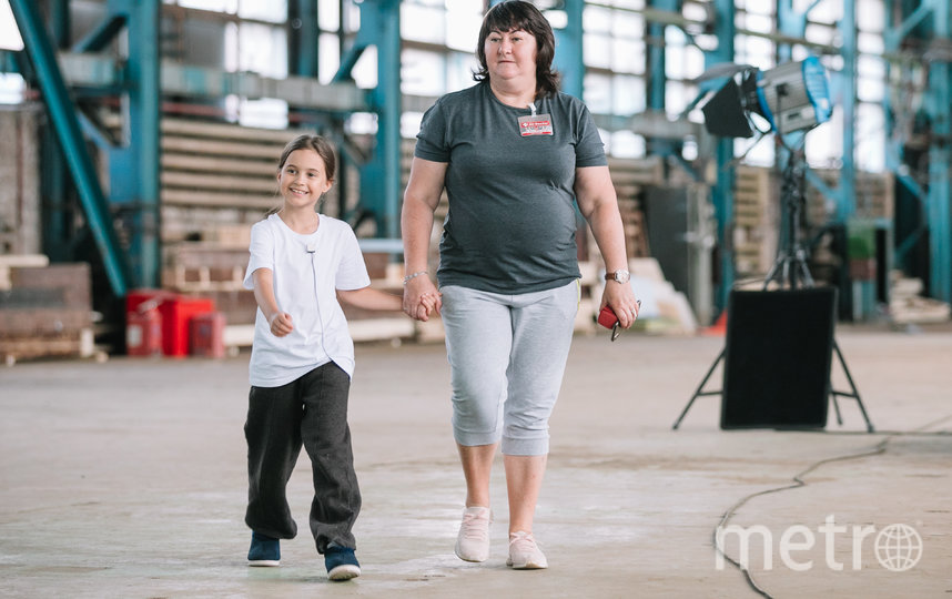 Ангелина с бабушкой Еленой. Фото Марк Серый для "ЭГО продакшн", "Metro"