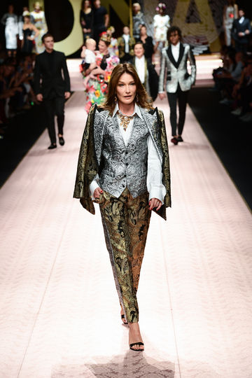 Топ-модель Карла Бруни-Саркози на показе Dolce&Gabbana. Фото AFP