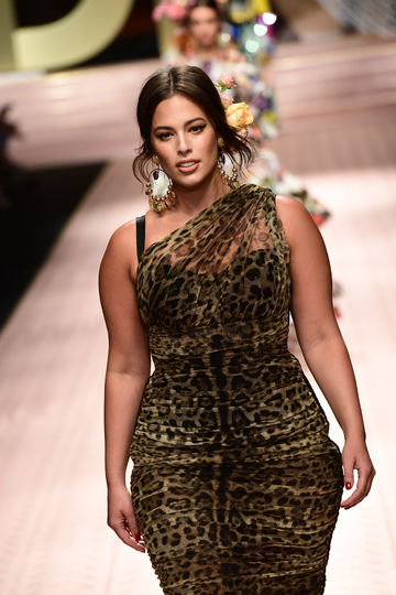 Модель Эшли Грэм на показе Dolce&Gabbana. Фото AFP