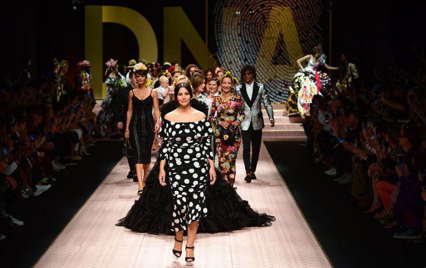 Актриса Моника Беллуччи на показе Dolce&Gabbana. Фото AFP