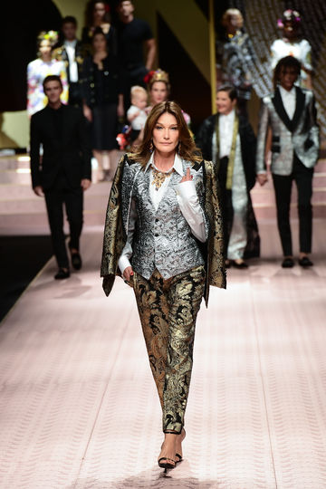 Топ-модель Карла Бруни-Саркози на показе Dolce&Gabbana. Фото AFP