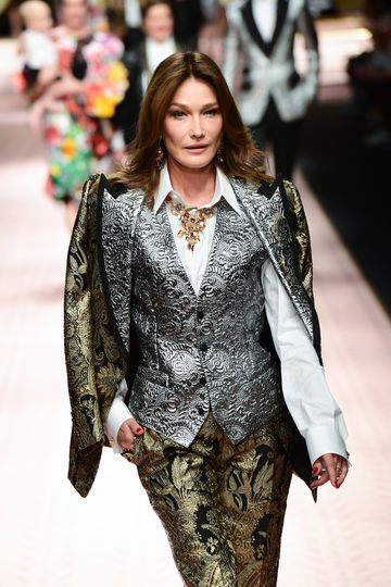 Топ-модель Карла Бруни-Саркози на показе Dolce&Gabbana. Фото AFP